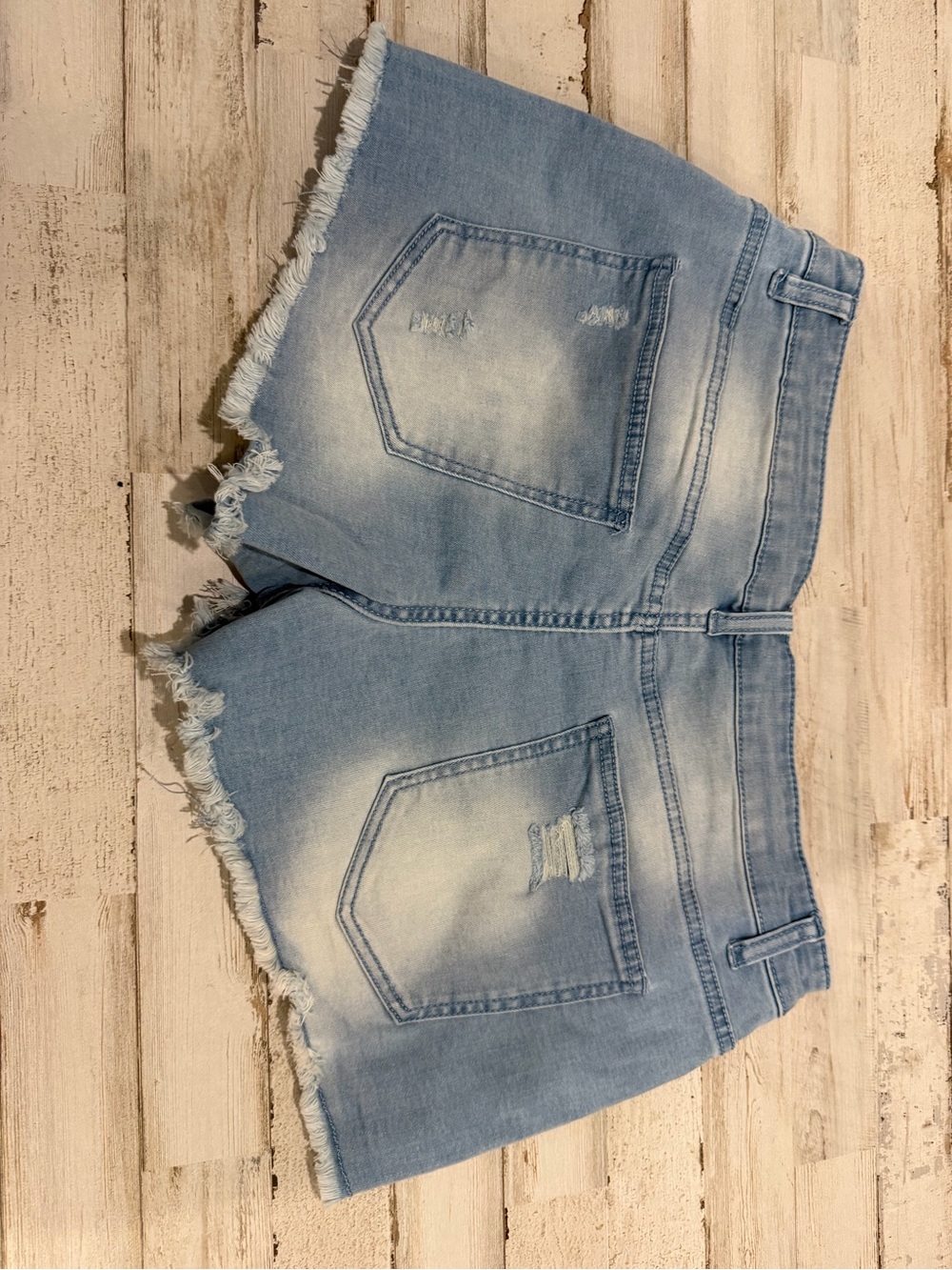 Women’s XL Distressed Light Wash Denim Shorts – Frayed Hem - Picture 3 of 7
